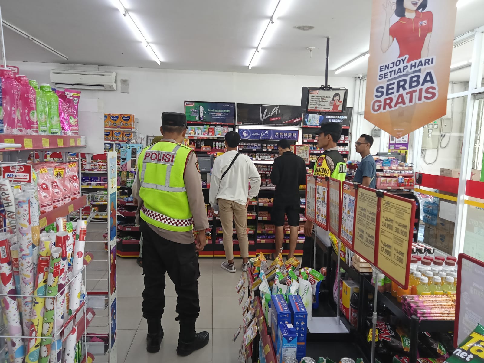 Ciptakan Situasi yang aman dan Kondusif saat lebaran, Anggota Polsek Plaosan Patroli Pertokoan dan minimarket
