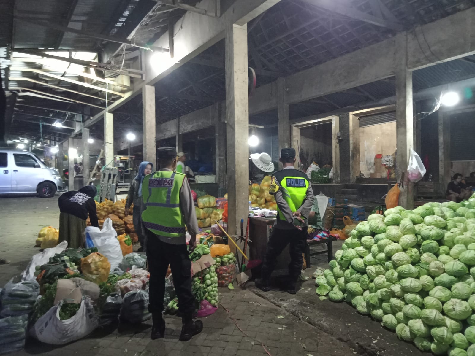 Antisipasi Gangguan Kamtibmas, Polsek Plaosan Patroli dialogis dengan sasaran pedagang di Pasar Sayur