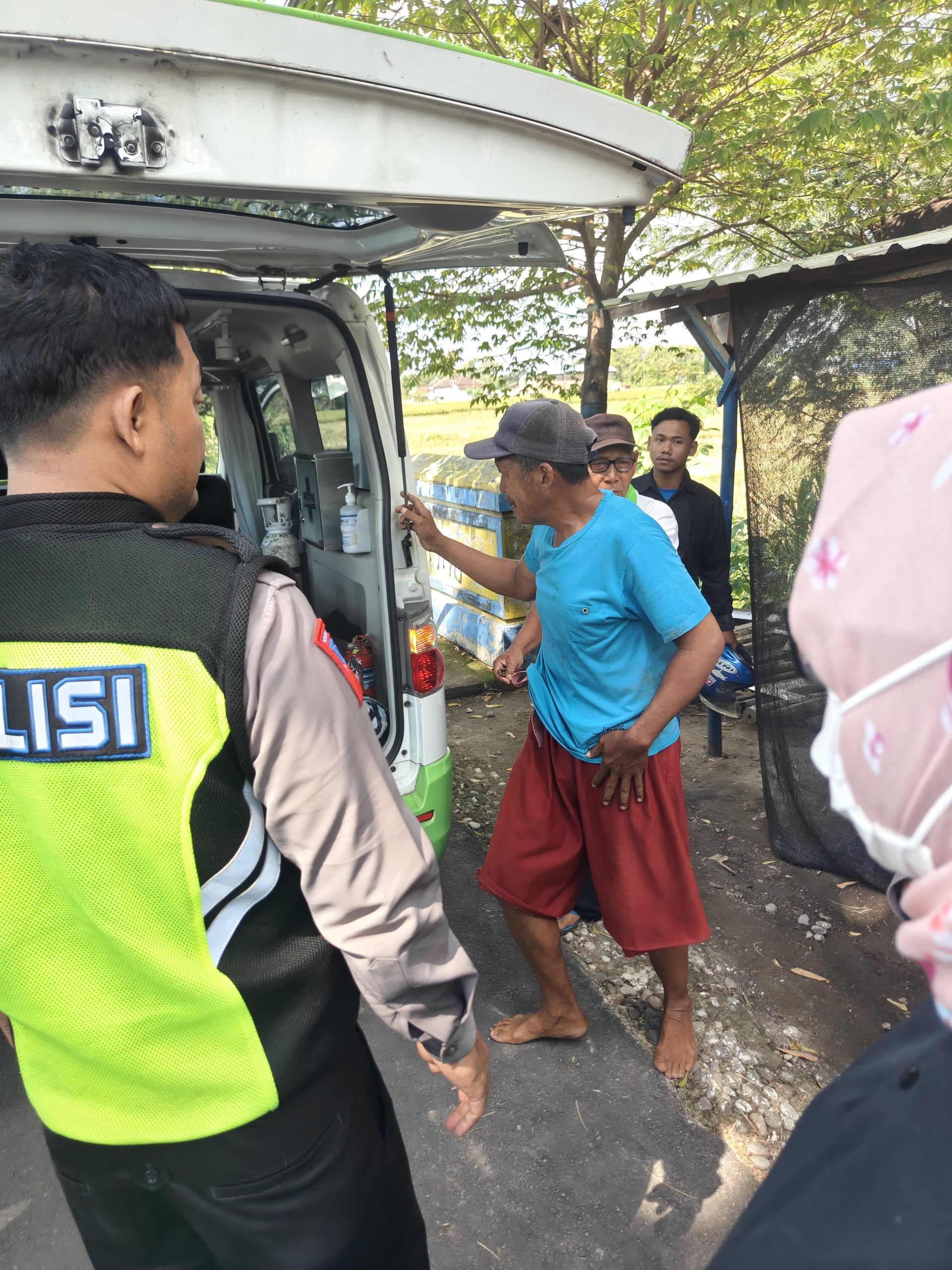 Personel Lantas Polsek Maospati Datangi TKP Laka Lantas di Perbatasan Desa Sempol–Banjarejo