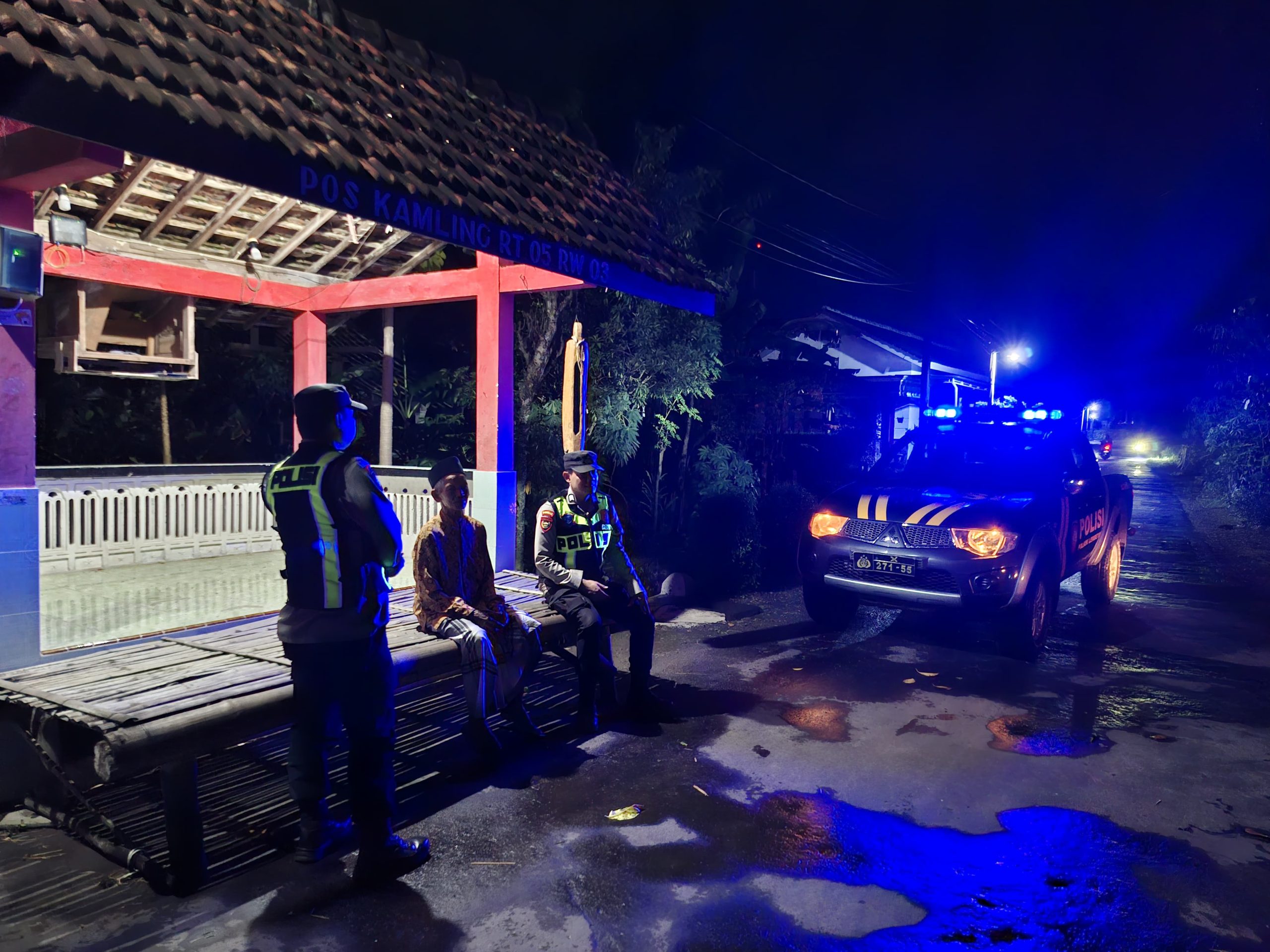 Personil-Polsek-Lembeyan-laksanakan-patroli-dialogis-di-poskamling-sampaikan-pesan-kamtibmas-cegah-3C