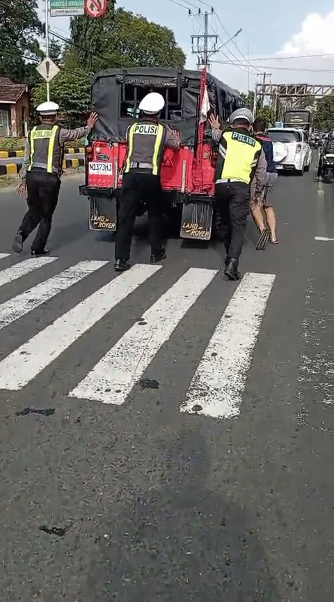 Aksi humanis kembali ditunjukkan oleh aparat kepolisian di wilayah Magetan, Jawa Timur 💙