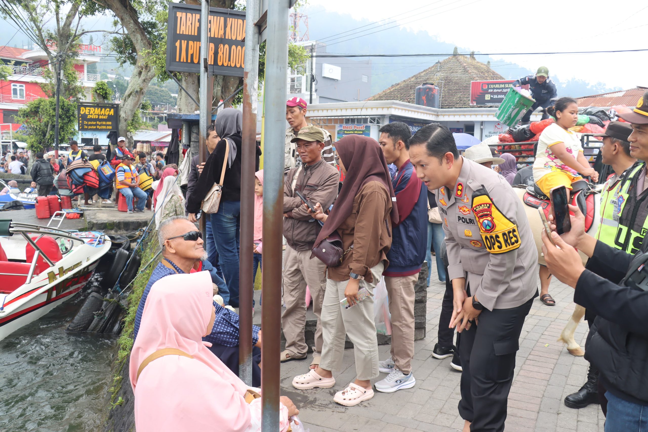 Pantau Langsung Lonjakan Wisatawan, Kapolres Magetan Patroli di lokasi wisata Telaga Sarangan