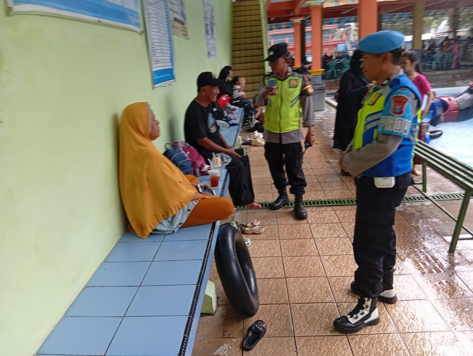 Anggota Polsek Sukomoro melaksanakan kegiatan patroli di tempat wisata kolam renang Banyu Biru.