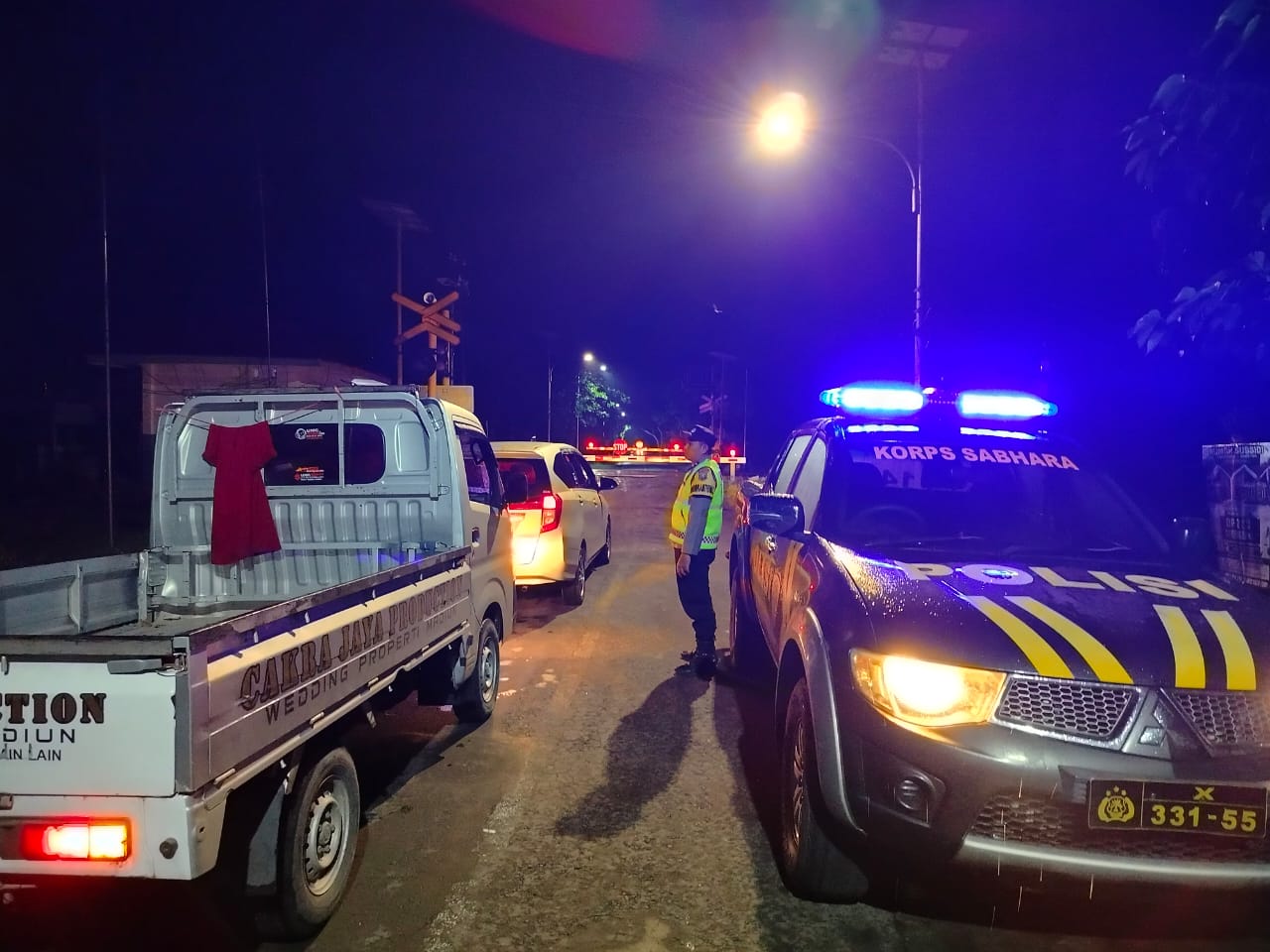 Patroli Polsek Kartoharjo di Perlintasan Rel Kereta Api, Antisipasi Laka Lantas