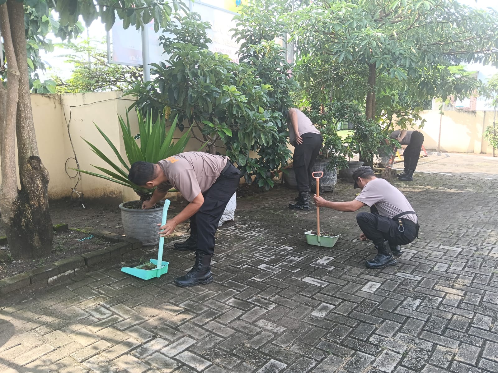 Polsek Nguntoronadi Gelar Kurve Jumat Bersih, Dukung Gerakan Indonesia Asri