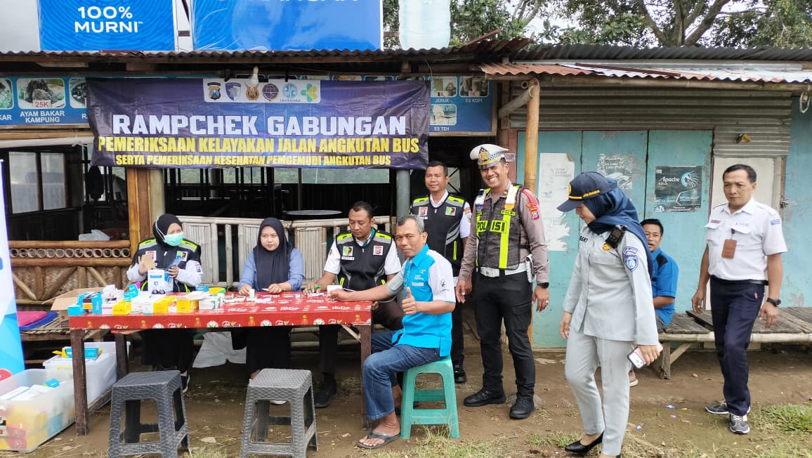 Pastikan Aman di Jalur Wisata, Polres Magetan Gelar Ramp Check Bus Pariwisata di Sarangan