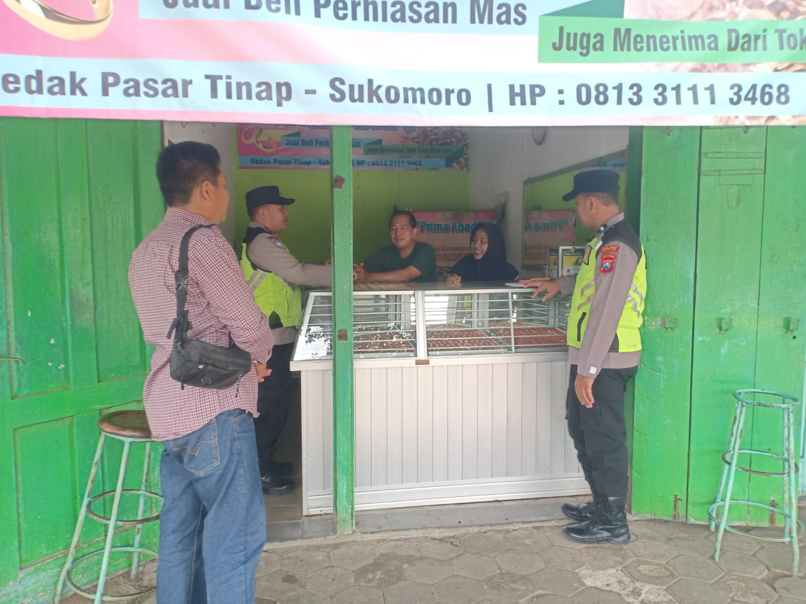 Anggota Polsek Sukomoro melaksanakan kegiatan patroli dialogis dengan sasaran pertokoan, salah satunya Toko Mas Prima Abadi yang berlokasi di Pasar Tradisional Kelurahan Tinap.