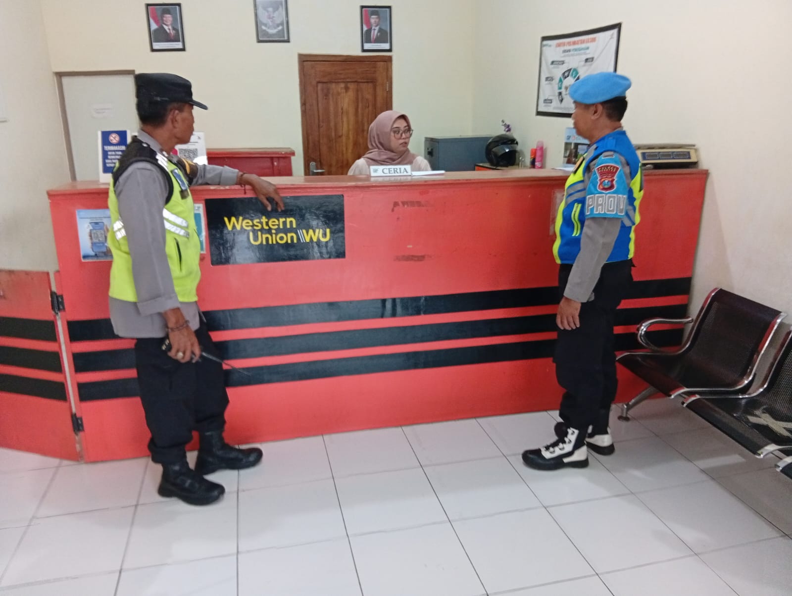 Anggota Polsek Sukomoro melaksanakan kegiatan patroli dialogis dengan sasaran kantor Pos
