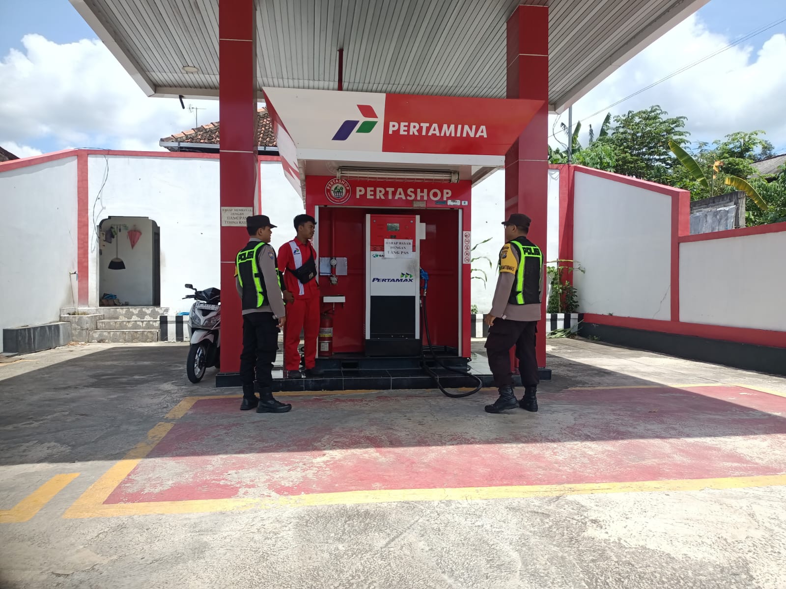 Personil-Polsek-Lembeyan-Laksanakan-patroli-kewilayahan-di-Pertashop-Lembeyan-cegah-3C