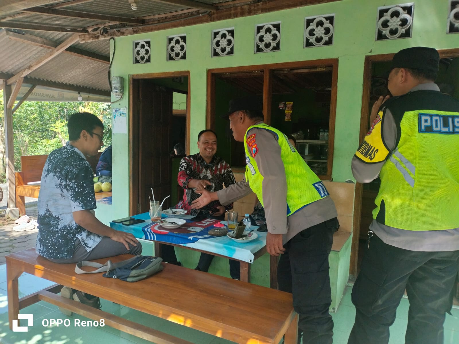 Anggota Polsek Sukomoro melaksanakan kegiatan patroli dialogis dengan warga yang sedang berada di warung