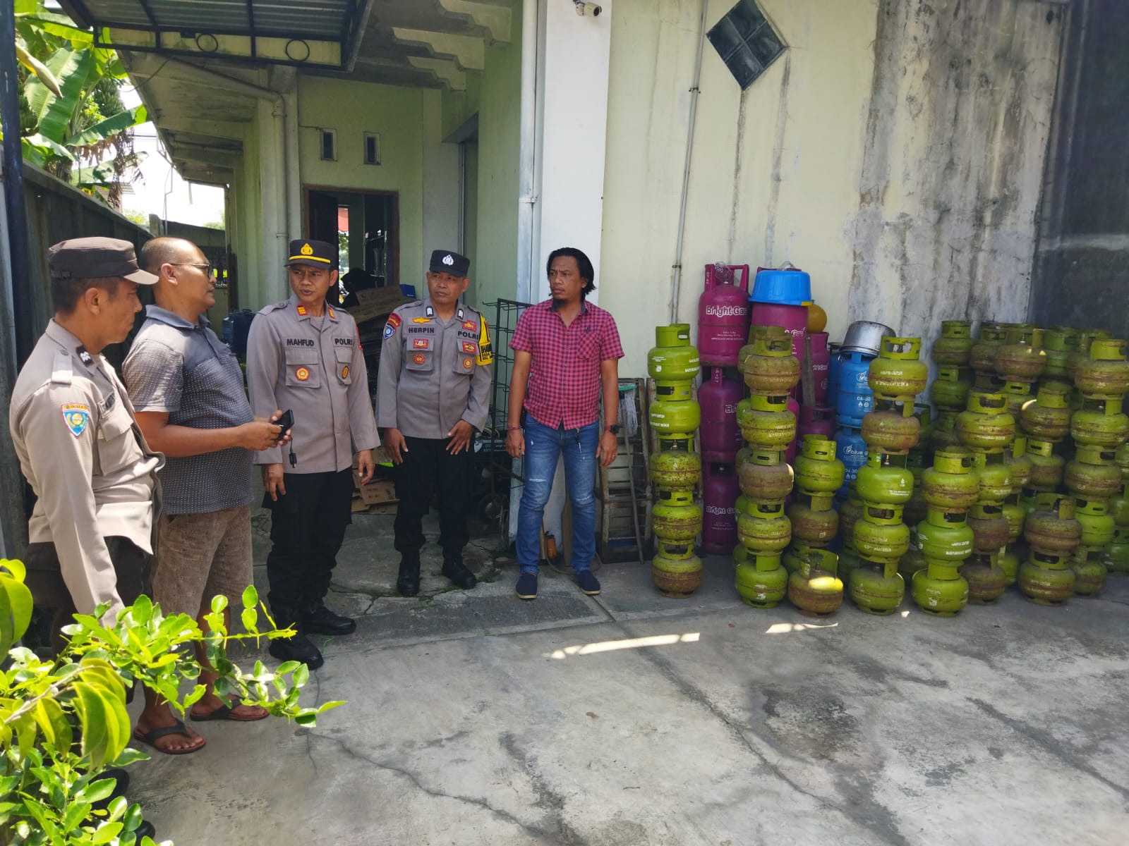 Kapolsek Nguntoronadi Cek Stok dan Harga LPG 3 Kg, Pastikan Distribusi Aman dan Tidak Terjadi Kelangkaan
