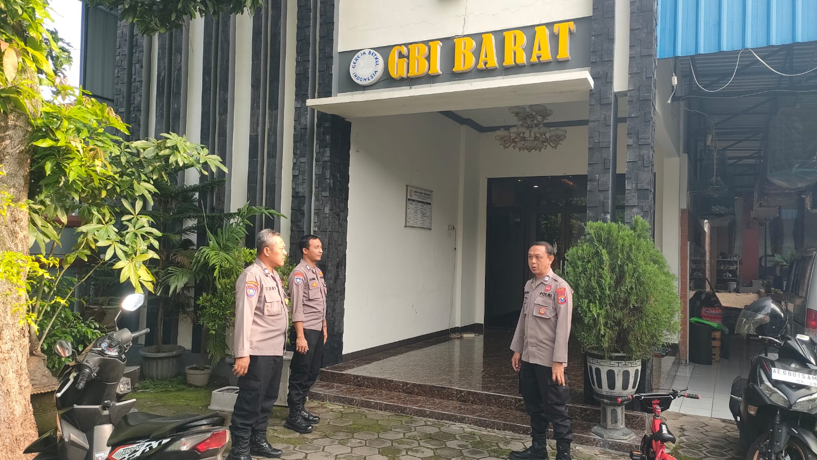Polsek Barat melaksanakan kegiatan pengamanan di sejumlah gereja yang berada di wilayah hukum Polsek Barat