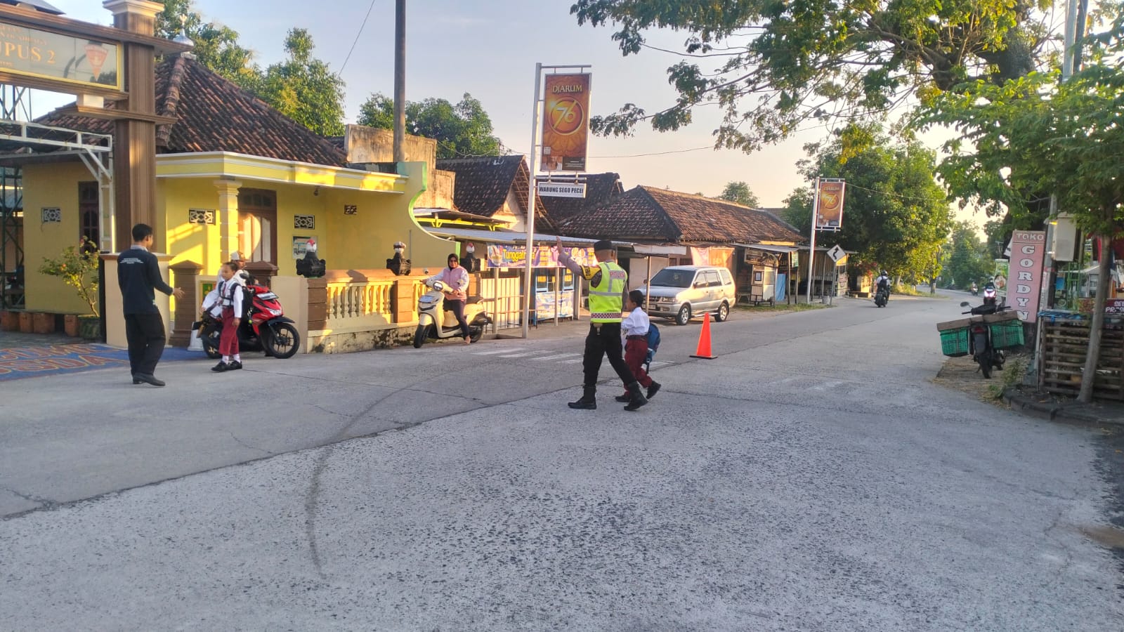 Personil-Polsek-Lembeyan-laksanakan-pam-rawan-pagi-guna-ciptakan-situasi-kamseltibcarlantas-kondusif
