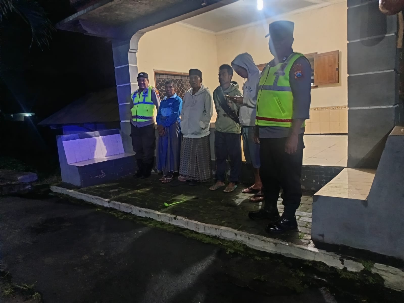 Antisipasi gangguan Kamtibmas, Anggota Polsek Plaosan Patroli ke Pos Kamling berikan himbauan kepada warga masyarakat