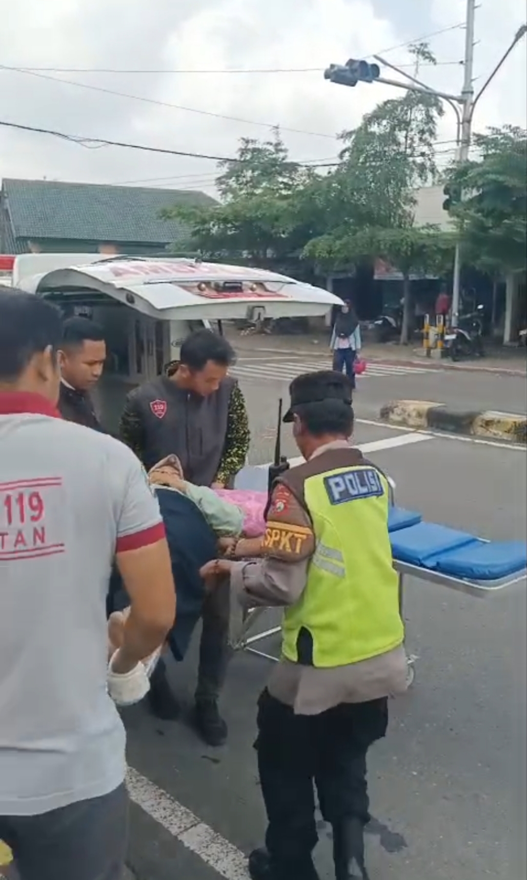 Respon cepat ditunjukkan oleh Anggota Polsek Sukomoro Polres Magetan bersama tim PSC 119 Magetan dalam menangani kejadian laka lantas di Jalan Raya Maospati, Magetan