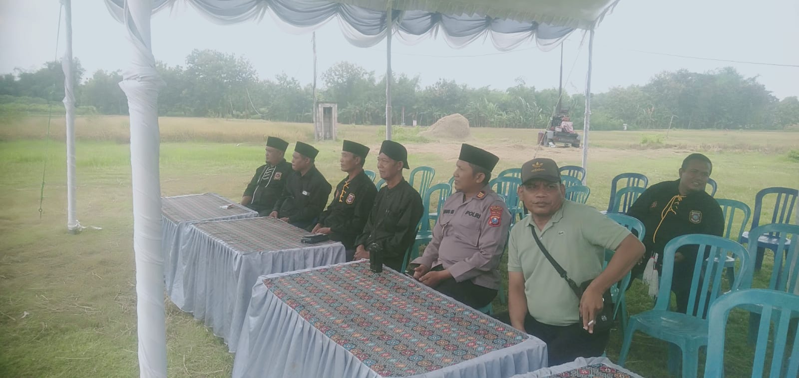Kapolsek Karas polres Magetan bersama anggota melaporkan pengamanan halal bi halal PSHW di desa Sumursonggo kec. Karas Kab Magetan