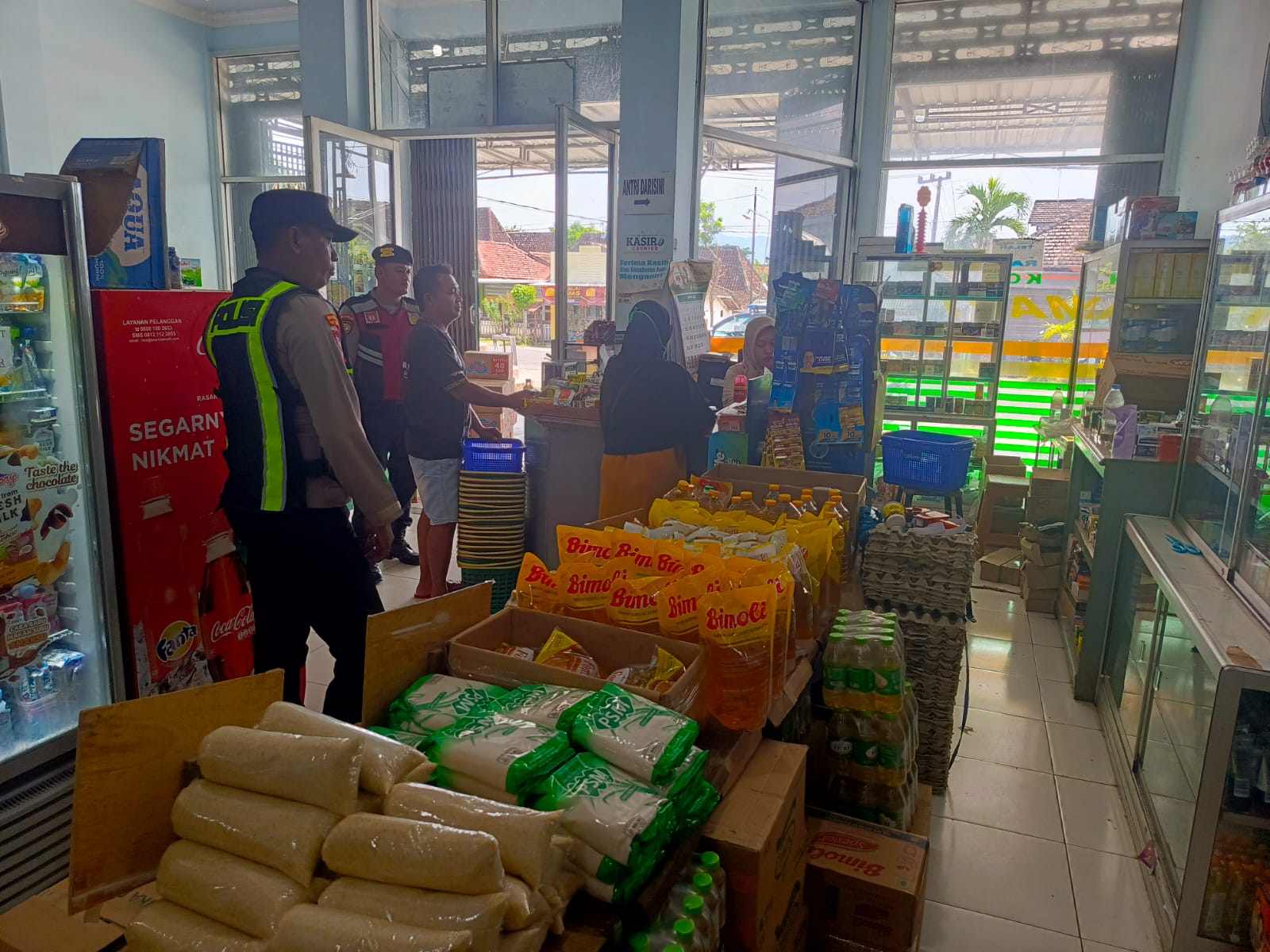 Personil-Polsek-Lembeyan-laksanakan-patroli-di-toko-modern-kopmart-Lembeyan-cegah-3C