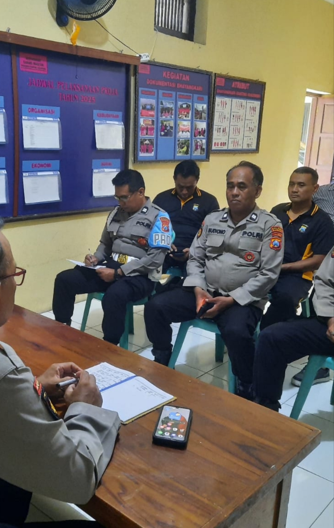 Kapolsek Sukomoro menyampaikan hasil Anev (Analisa dan Evaluasi) dari Kapolres Magetan kepada seluruh anggota Polsek Sukomoro