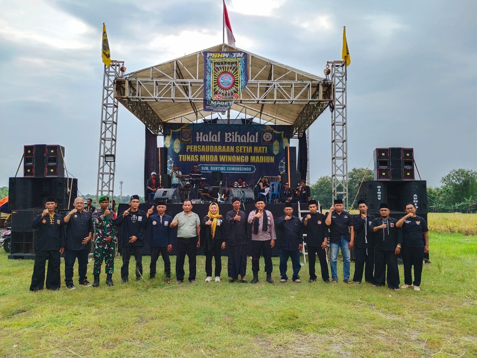 Kapolsek Karas polres Magetan bersama anggota melaksanakan pengamanan giat halal bi halal PSHW di desa Sumursonggo kec Karas kab Magetan