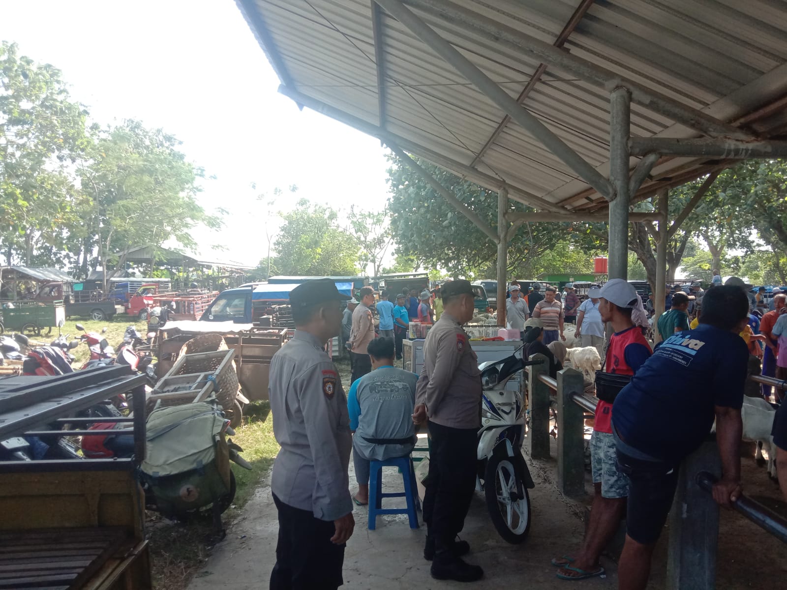 Sampaikan Pesan Kamtibmas di Pasar Wage