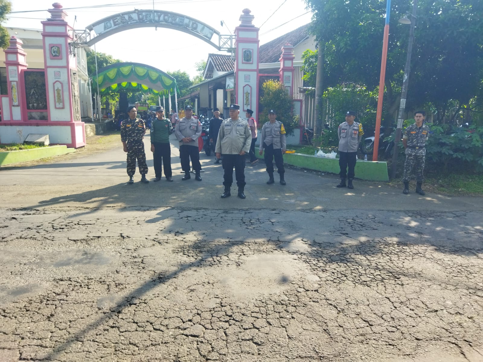 Polsek Nguntoronadi Laksanakan Pengamanan Kegiatan Pengajian dan Sholawat Halal Bihalal Prolanis di Driyorejo