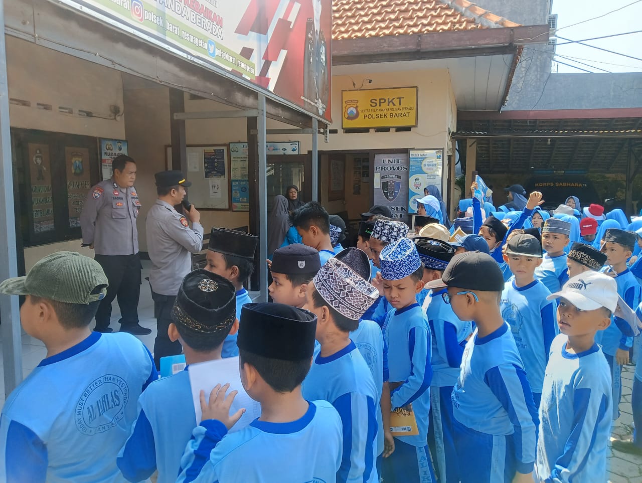 Polsek Barat di Datangi Siswa-siswi TK/PAUD Al-Ikhlas Mantren, Karangrejo ada Apa ???