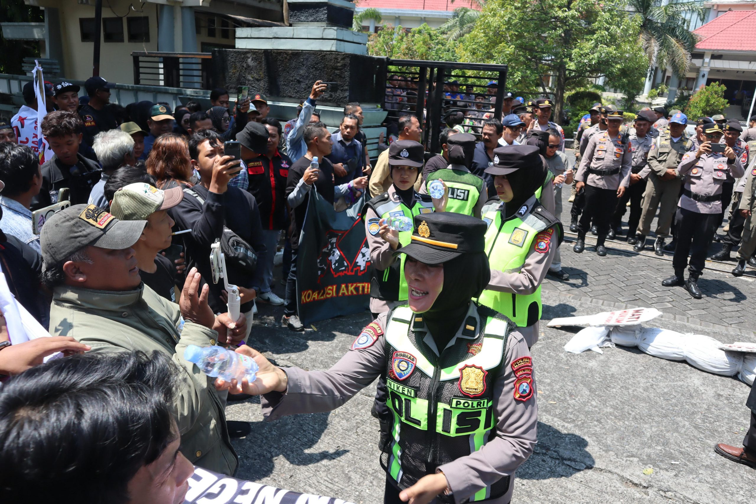 Ratusan Personel Polisi Amankan Aksi Damai di Magetan, Polwan Turun Bagikan Minuman untuk Massa