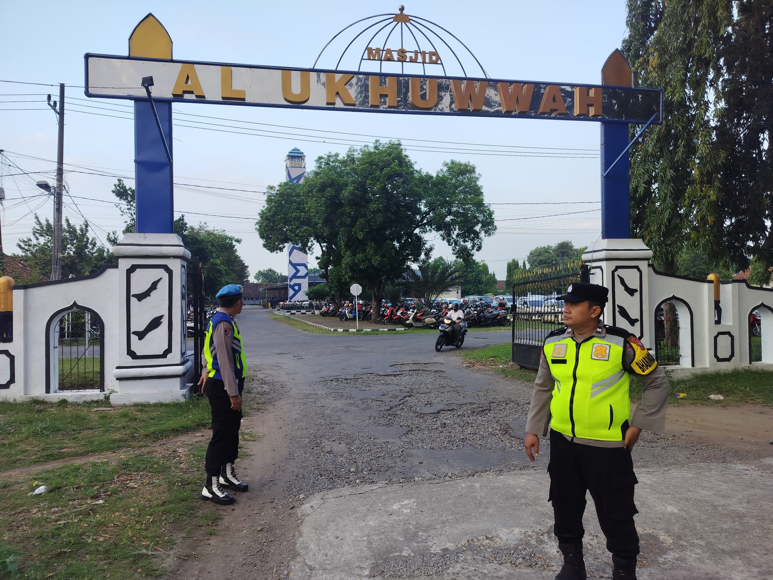 Personel Polsek Maospati melaksanakan pengamanan pengajian rutin Ahad pagi