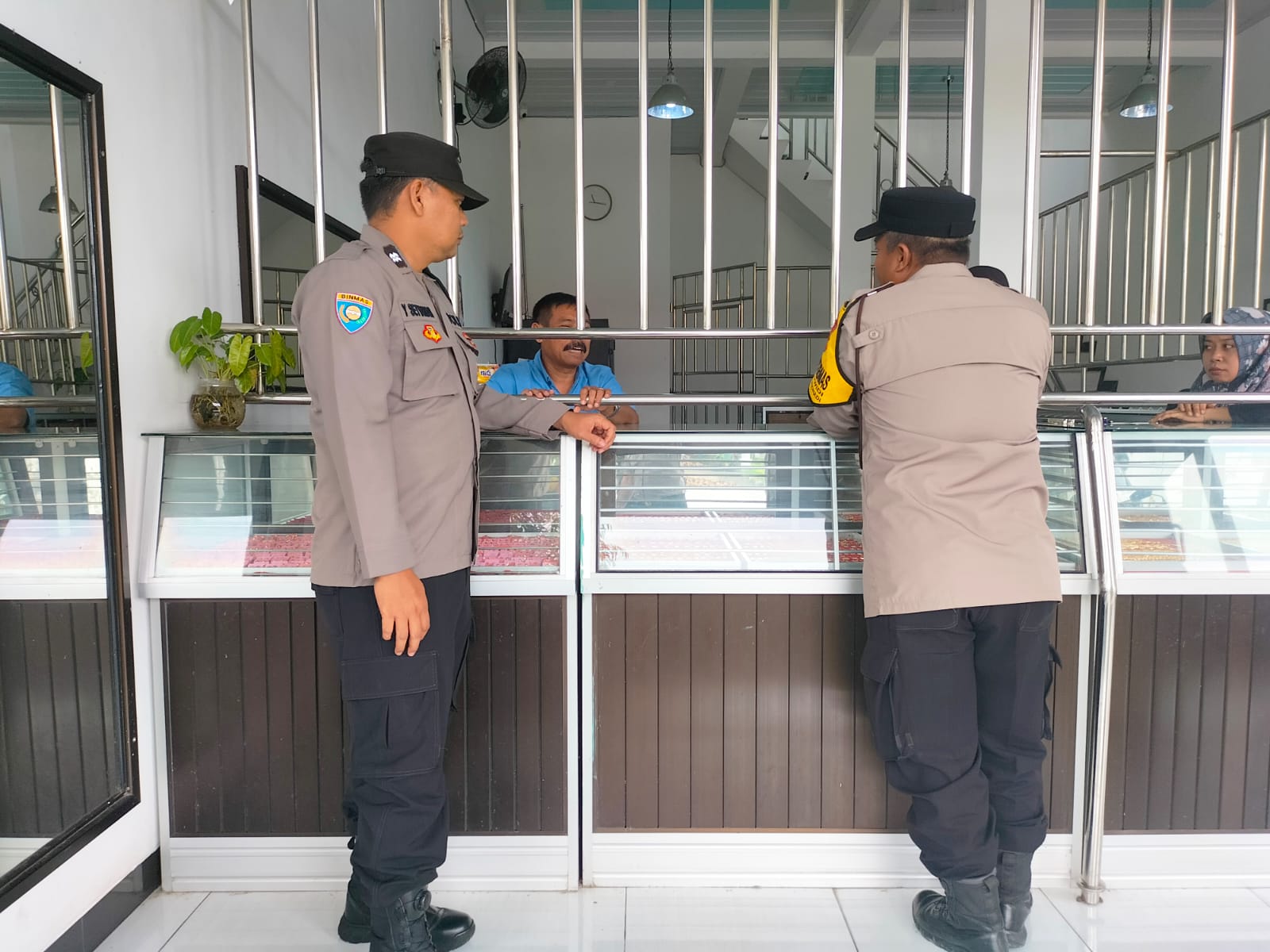Hadir Beri Rasa Aman, Polsek Nguntoronadi Sambangi Toko Emas Leo dalam Patroli Obvit