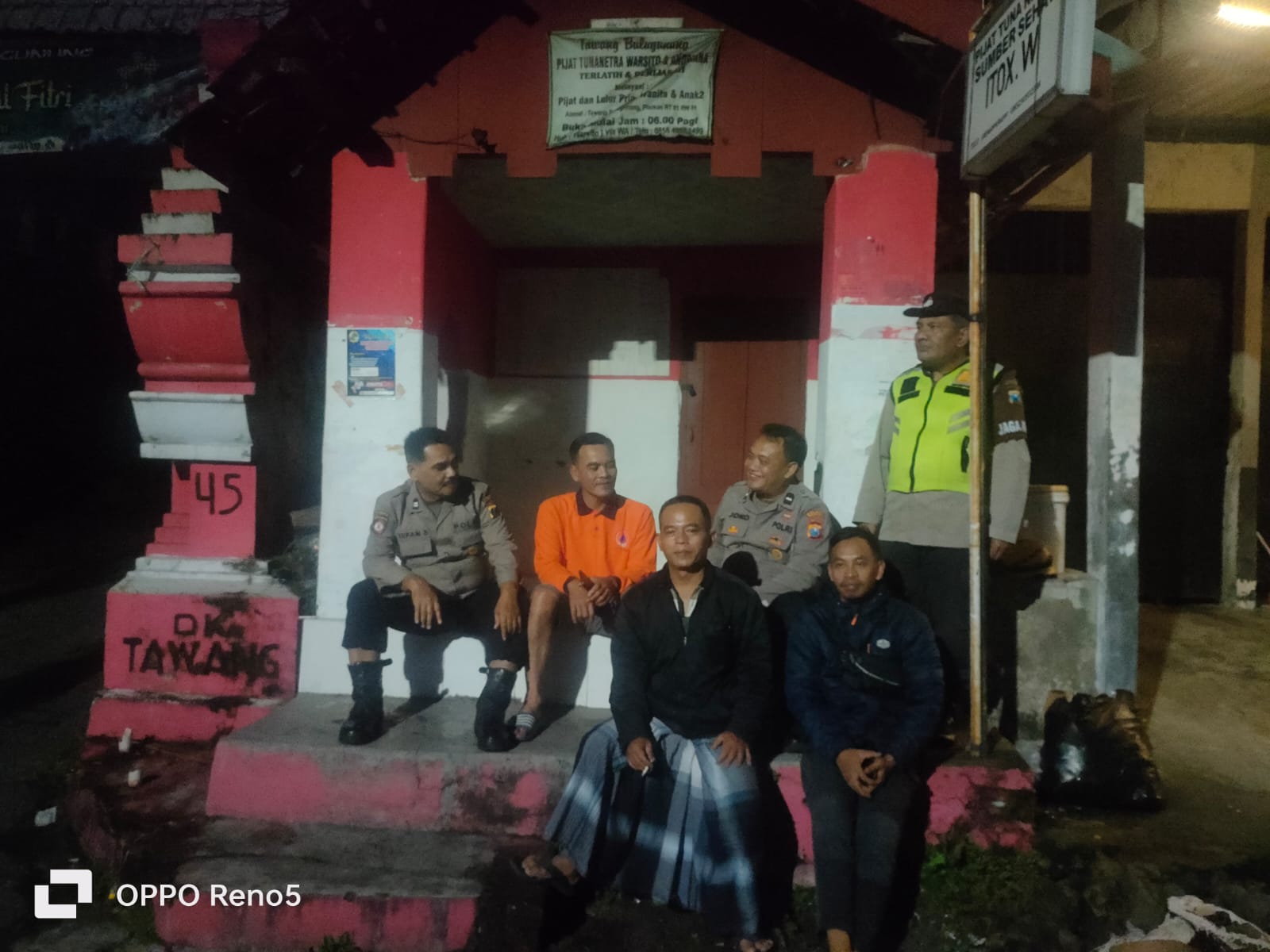 Antisipasi gangguan Kamtibmas, anggota Polsek Plaosan Patroli dialogis ke Pos Kamling serta berikan himbauan kepada warga masyarakat
