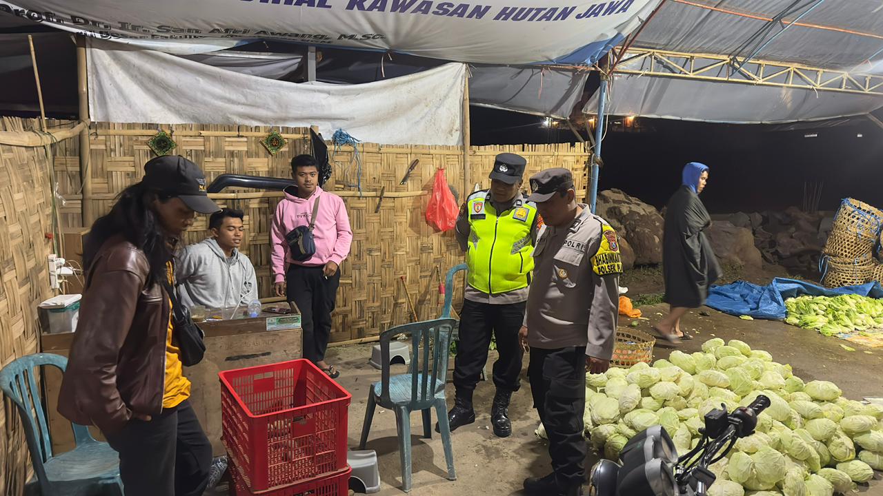 Antisipasi Gangguan Kamtibmas, Polsek Plaosan Patroli dialogis dengan pedagang di Pasar Sayur Plaosan