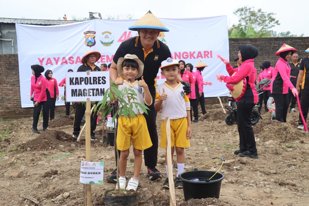 Aksi Nyata Hari Bumi: Polisi, Bhayangkari, dan Anak TK Tanam Pohon di Magetan