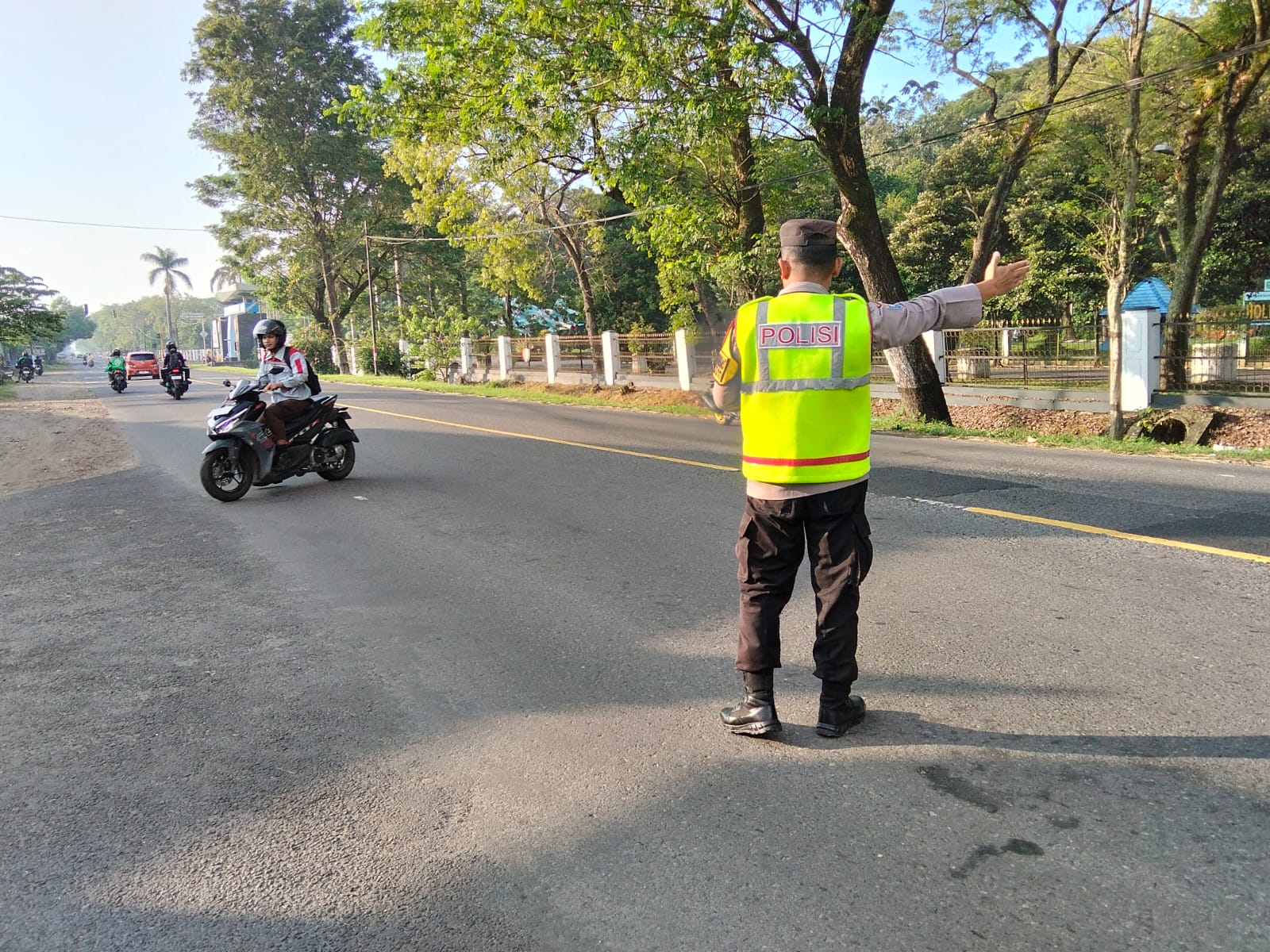 Personel Polsek Maospati melaksanakan Pengaturan Pagi