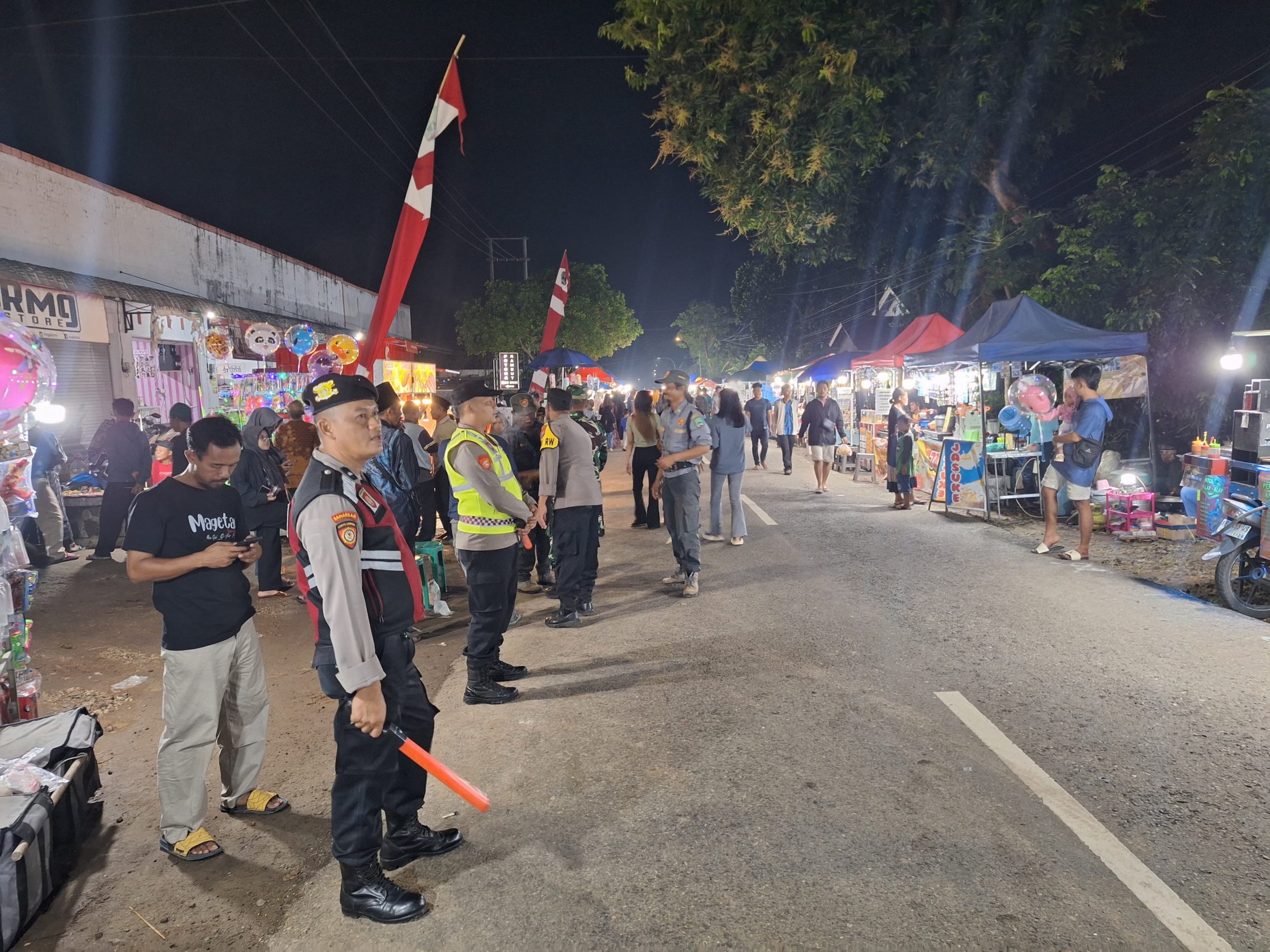 Personil-Polsek-Lembeyan-laksanakan-pengamanan-kegiatan-pagelaran-wayang-kulit-dalam-rangka-bersih-Desa-Tunggur-Kecamatan-Lembeyan