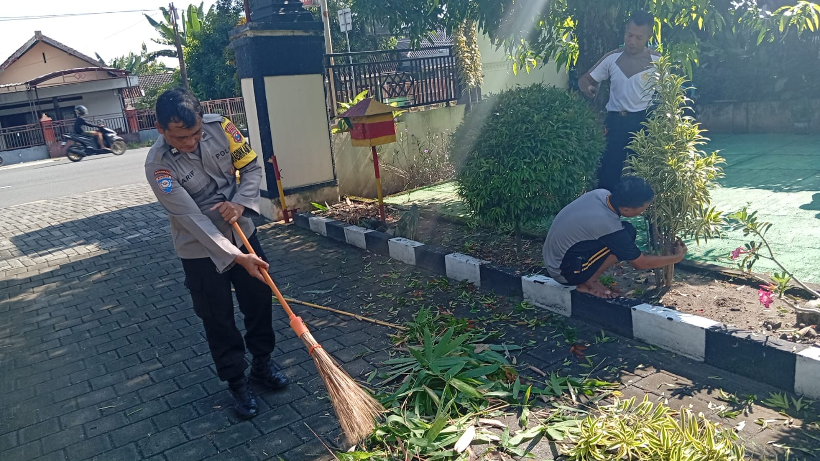 Dalam rangka mendukung program pemerintah Indonesia ASRI (Aman, Sehat, Resik, dan Indah), Polsek Sukomoro Polres Magetan melaksanakan kegiatan Jum’at Sehat dengan menggelar kerja bakti (kurve) di lingkungan depan halaman Mapolsek Sukomoro.