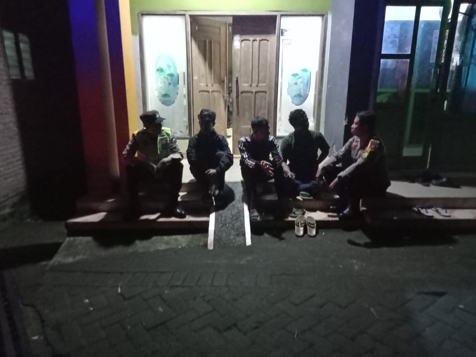 Antisipasi gangguan Kamtibmas, anggota Polsek Plaosan Patroli dialogis ke Pos Kamling serta berikan himbauan kepada warga dan pemuda