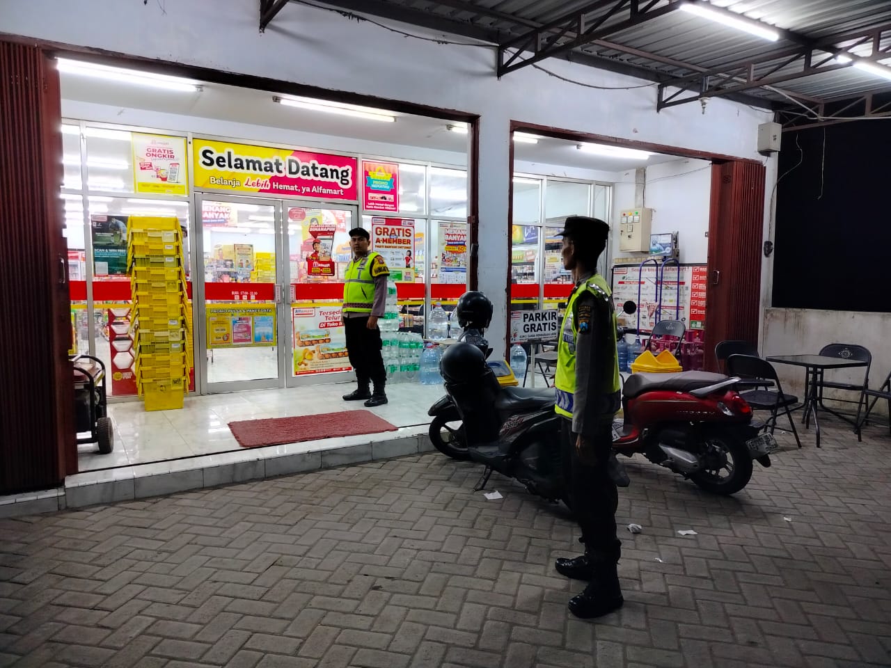 Polsek Kartoharjo Intensifkan Patroli di Pertokoan, Antisipasi Tindak Kejahatan