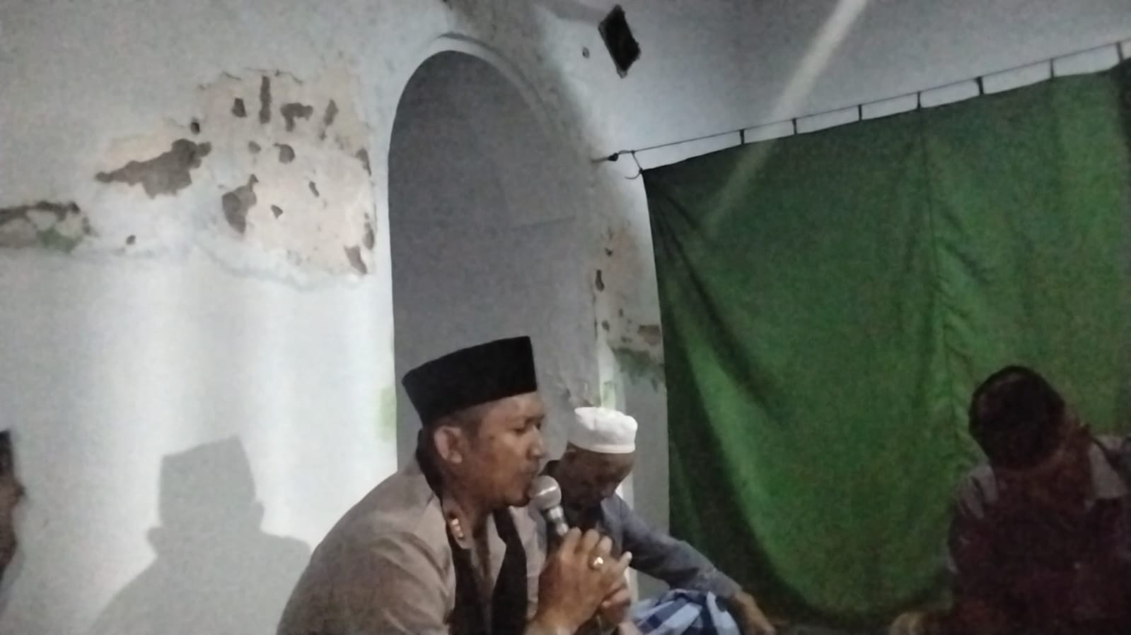 Kapolsek Karas polres Magetan melaksanakan silaturahmi memberikan himbauan penipuan online dan peningkatan iman dan taqwa