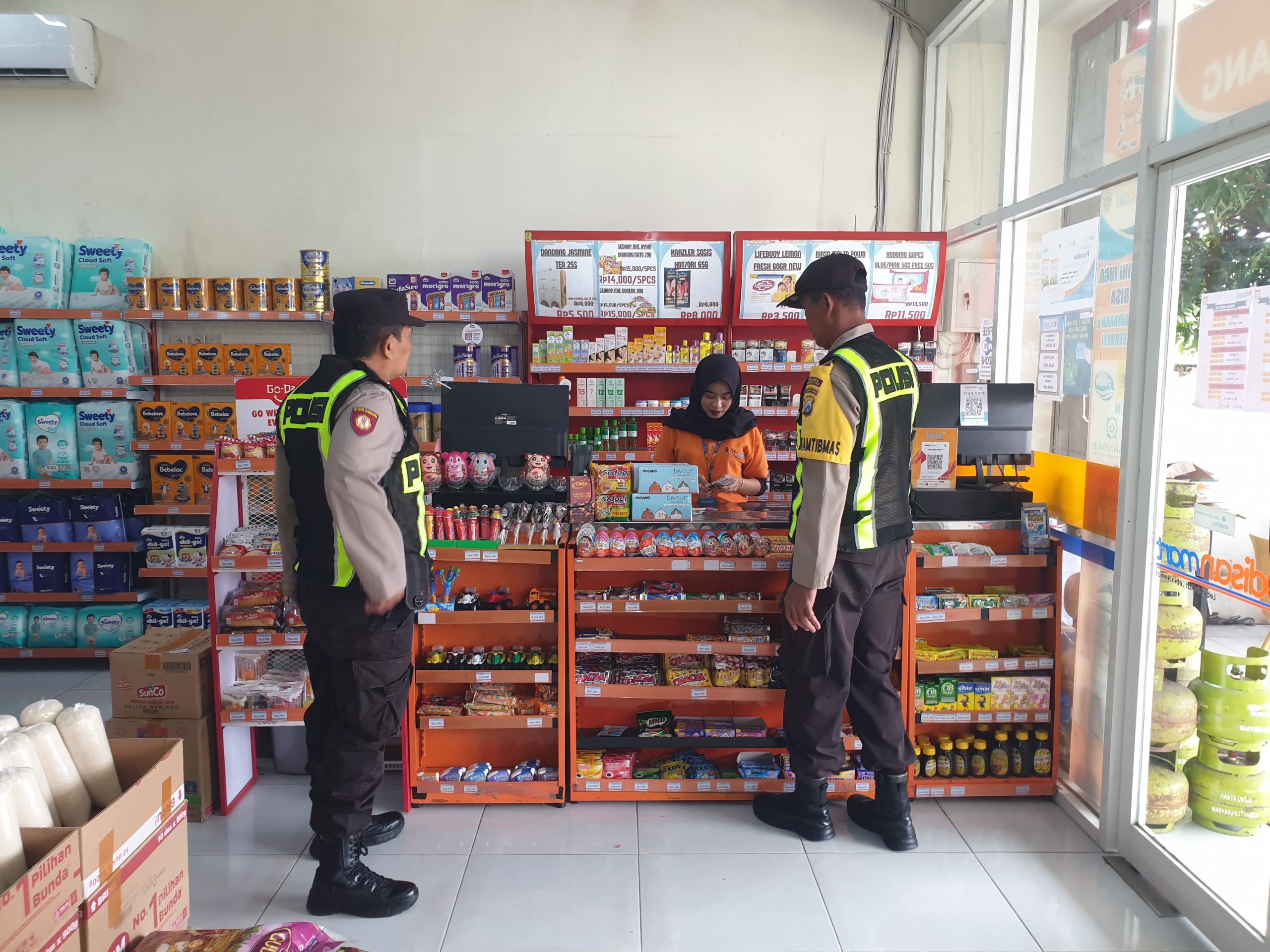 Personil-Polsek-Lembeyan-laksanakan-patroli-kewilayahan-di-toko-modern-Edisan-Mart-Lembeyan-guna-harkamtibmas-kondusif-cegah-3C