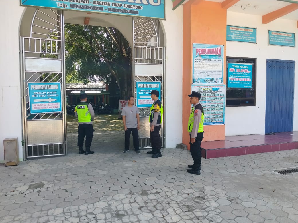 Anggota Polsek Sukomoro Polres Magetan melaksanakan kegiatan patroli dialogis di kawasan tempat wisata Banyu Biru sebagai upaya menjaga situasi kamtibmas tetap aman dan kondusif.