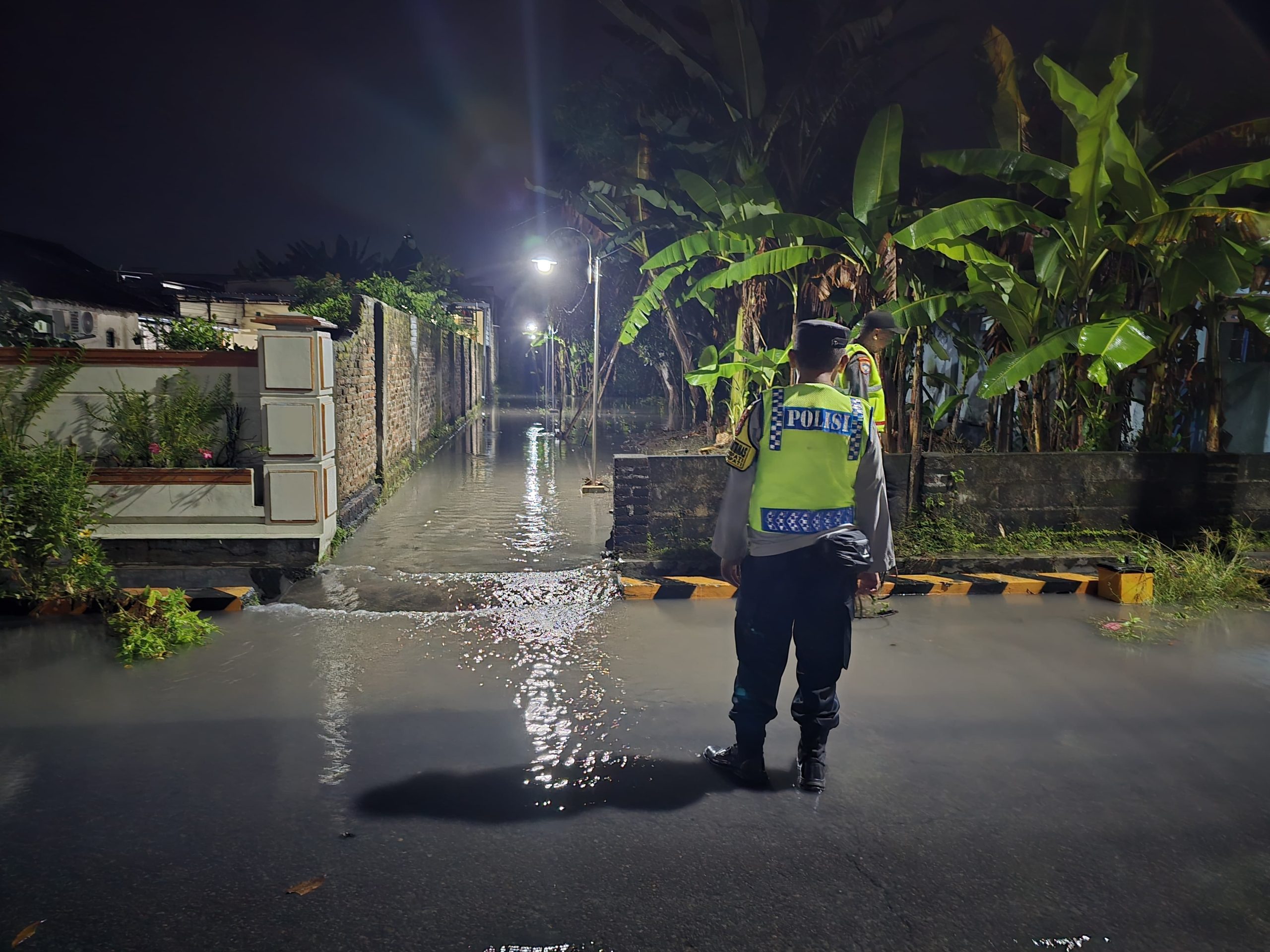 Anggota Polsek Maospati melaksanakan kegiatan pengecekan di sejumlah titik yang dinilai rawan bencana banjir