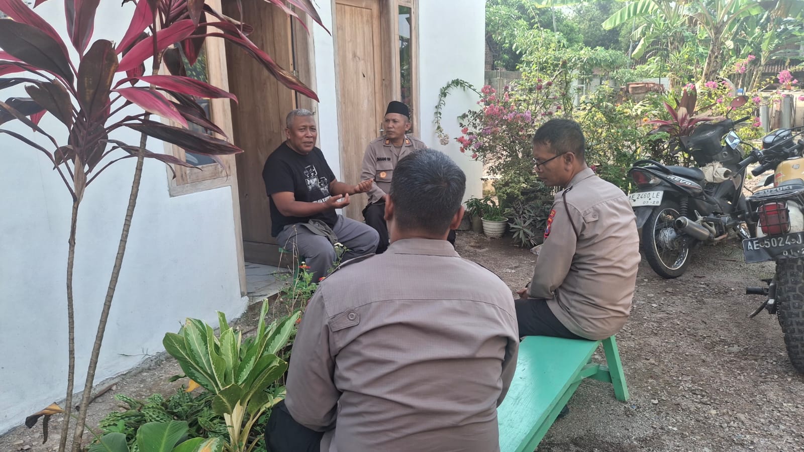 Kapolsek Karas polres Magetan bersama anggota silaturahmi di tokoh masyarakat, tokoh PSHT