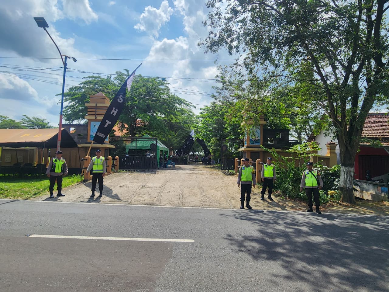 Anggota Polsek Sukomoro Polres Magetan melaksanakan kegiatan pengamanan seleksi pencak silat Krida Siswa PSHT yang bertempat di Padepokan PSHT Cabang Magetan