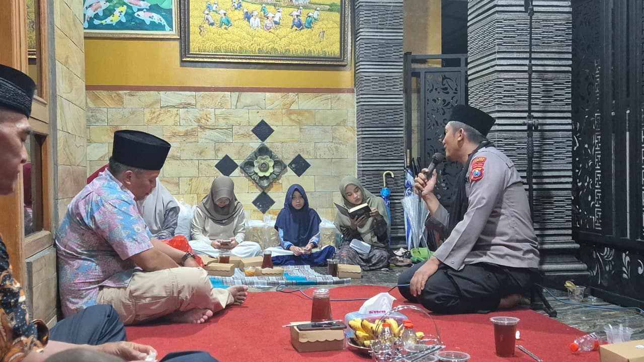 Kapolsek Karas polres Magetan Jatim memberi TAUSYAH dan Do'a dalam acara Halal bihalal halal di warga Magetan.
