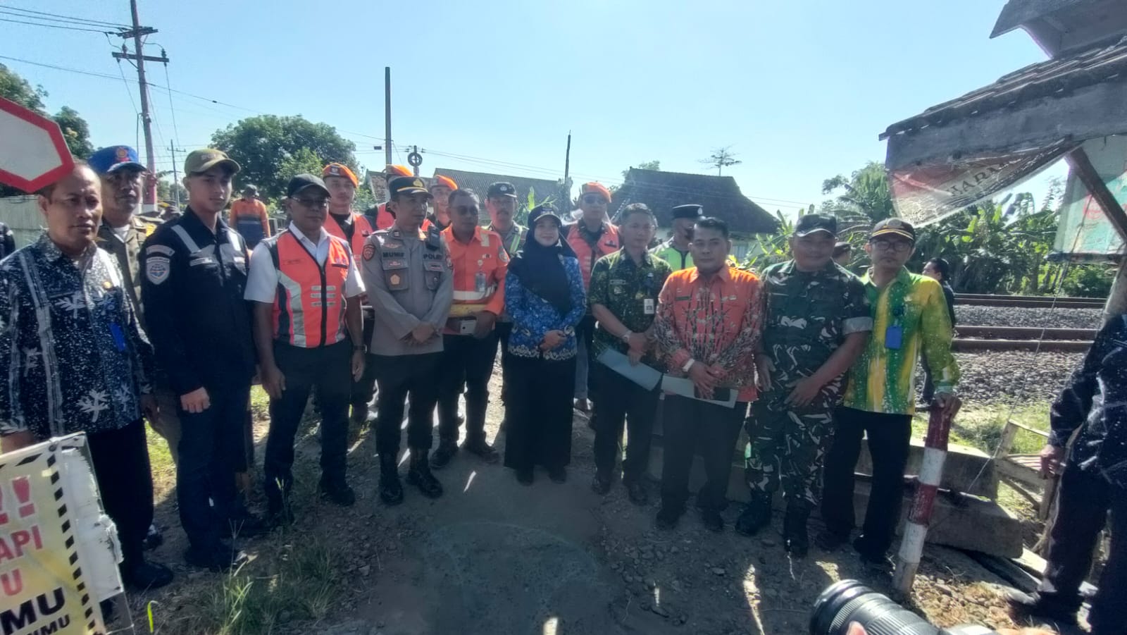 Personel Polsek Barat melaksanakan pengamanan terkait kebijakan penutupan perlintasan sebidang palang pintu kereta api “JPL 70 KM 175+775” yang berada di Kelurahan Tebon