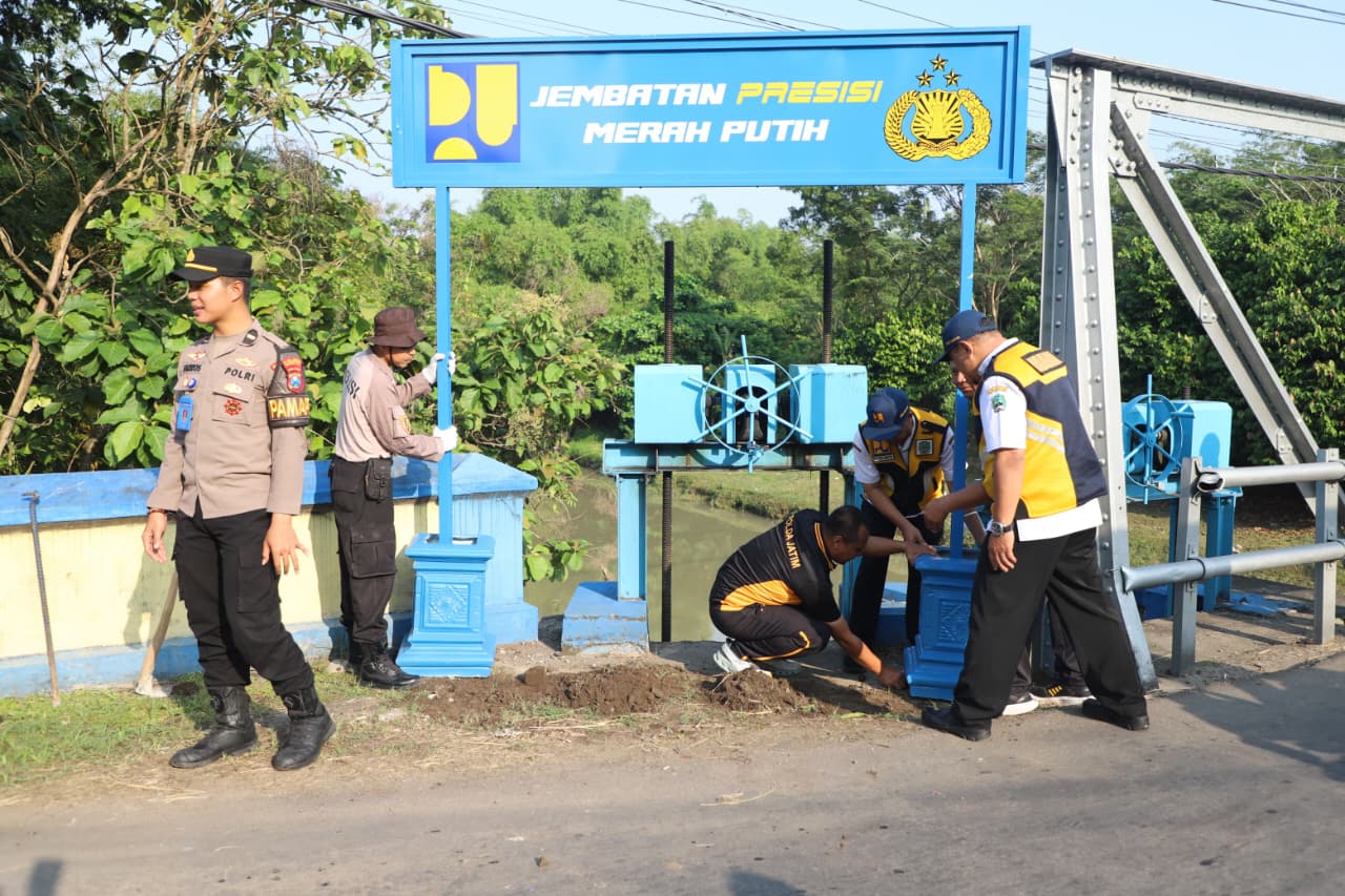 Polres Magetan Revitalisasi Jembatan Mangge, Wujudkan “Jembatan Merah Putih Presisi” untuk Masyarakat