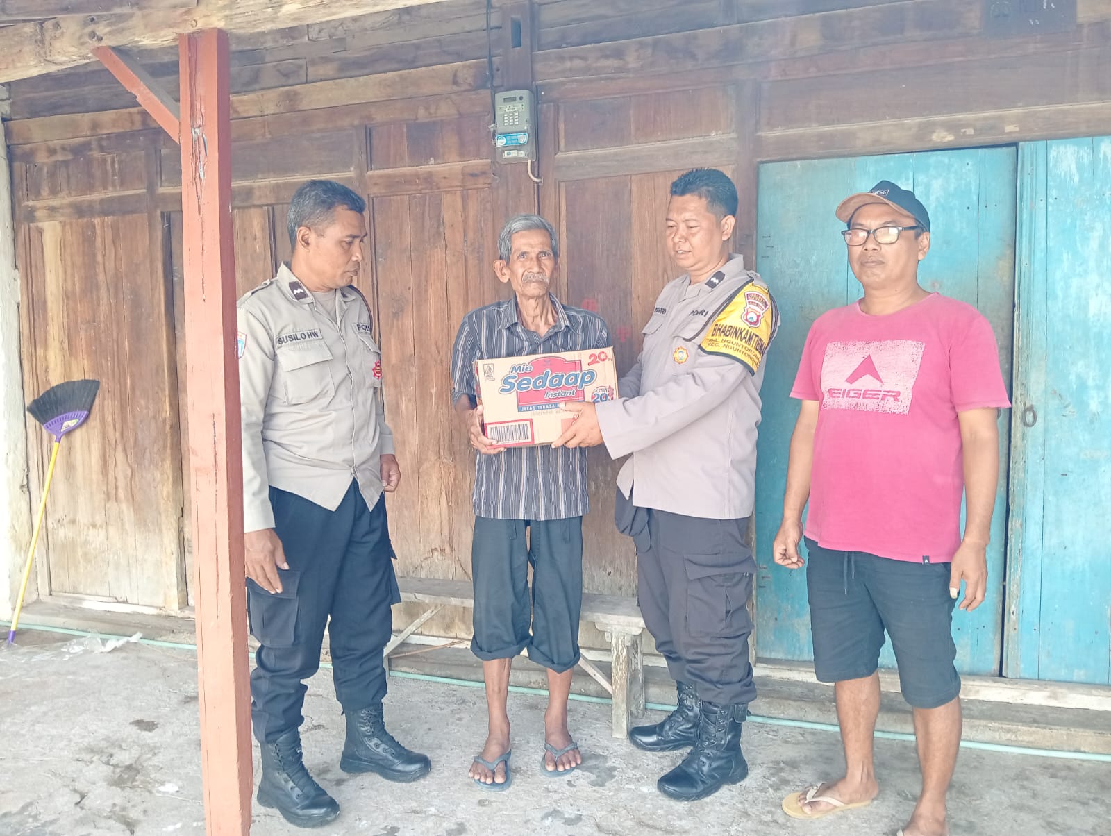 Jumat Berbagi Polsek Nguntoronadi, Hadirkan Kepedulian dan Hangatkan Hati Warga di Dukuh Gilis