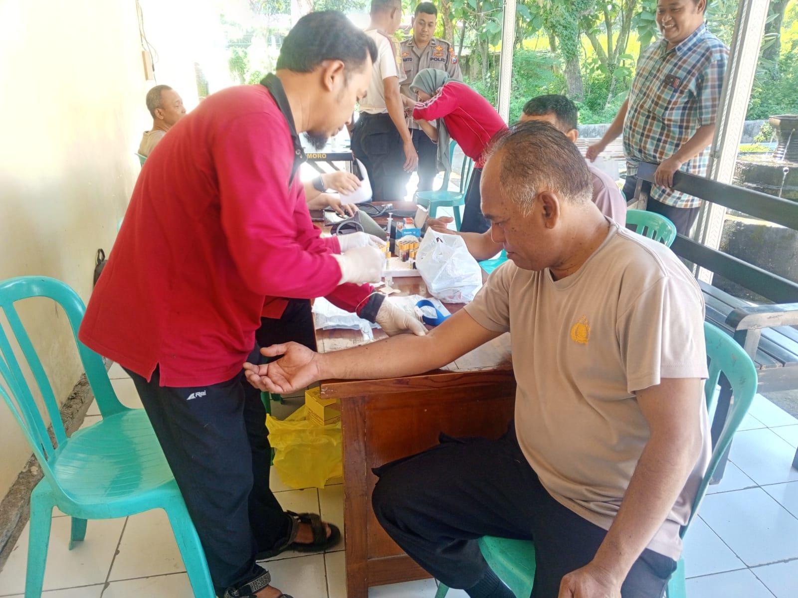 Anggota Polsek Sukomoro Polres Magetan melaksanakan kegiatan pengecekan kesehatan berkala bersama petugas dari UPTD Puskesmas Sukomoro di Mapolsek Sukomoro.