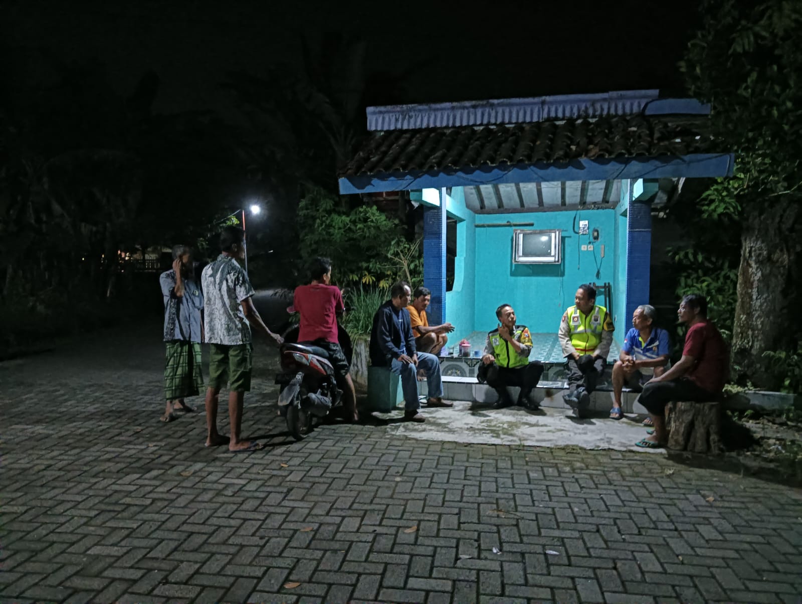 Patroli Dialogis Polsek Maospati, Perkuat Sinergitas dan Kamtibmas di Poskamling Desa Sugihwaras