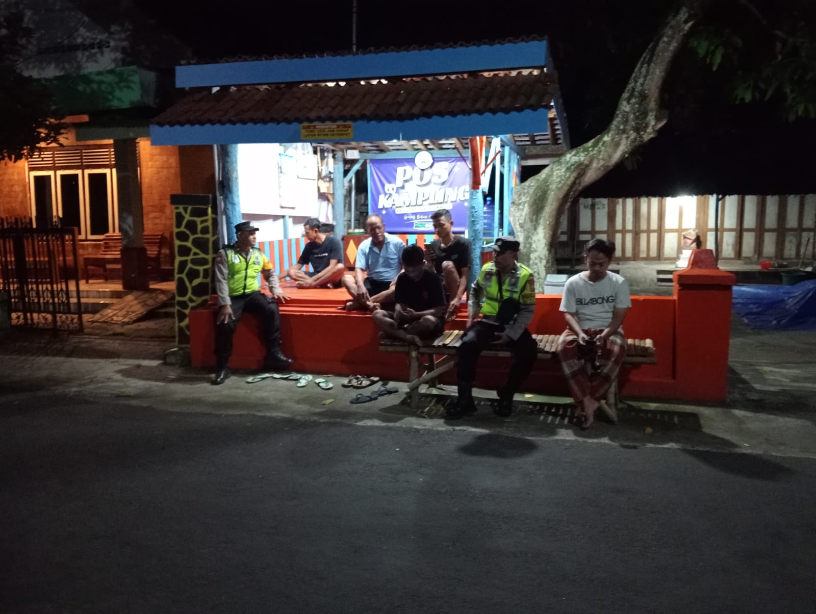 Polsek Nguntoronadi Perkuat Sinergi Kamtibmas Lewat Pembinaan Poskamling di Desa Purworejo